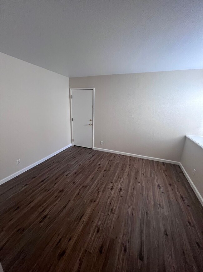 Building Photo - NICE UPDATED CONDO IN ROLLINGWOOD POINTE!!