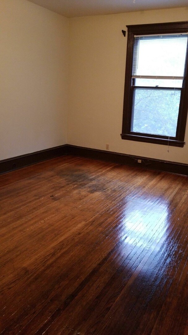 Building Photo - Beautiful 5 Bedroom 2 Bathroom Home in Sou...