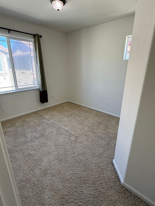 Building Photo - $4,600 / Beautiful 3BR + Bonus Room / 2.5BA Single-Family Home in Warm Springs, Fremont