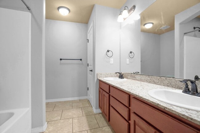 Building Photo - Spacious 3 Bedroom 2 Bath home in Great Location!