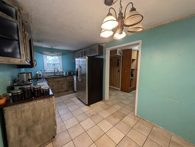 Building Photo - Spacious 4BR House in Jamestown