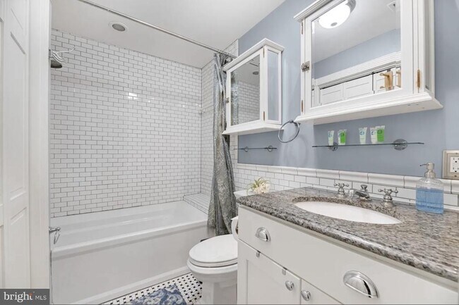 Building Photo - 721 12th St SE