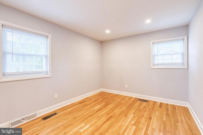 Building Photo - 617 Oak Ln