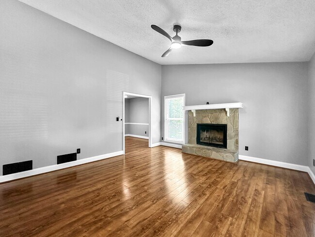 Building Photo - Beautiful 4-Bedroom Home with Modern Ameni...