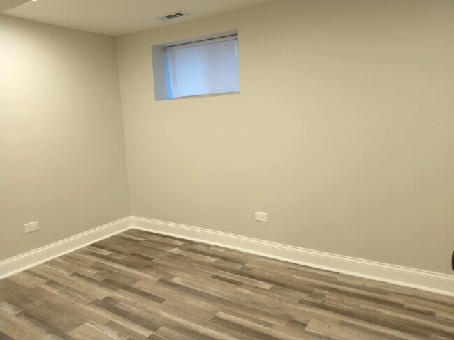 Building Photo - 722 W 59th St