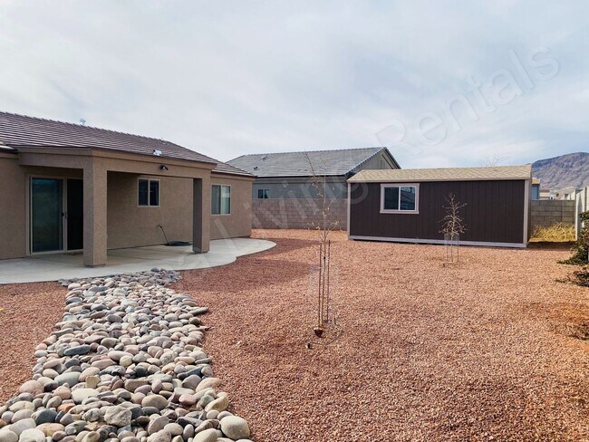 Building Photo - BEAUTIFUL 3 BEDROOM 2 CAR GARAGE HOME