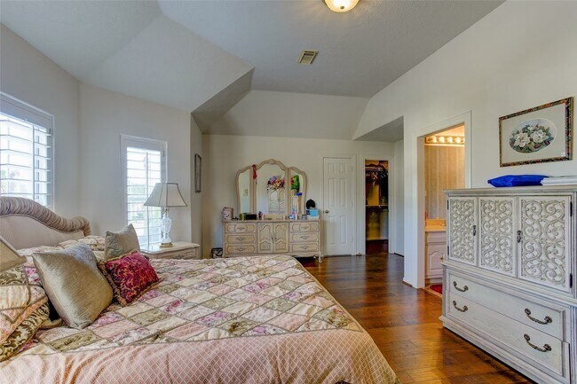 Building Photo - 13703 Lakeshore Way Cove