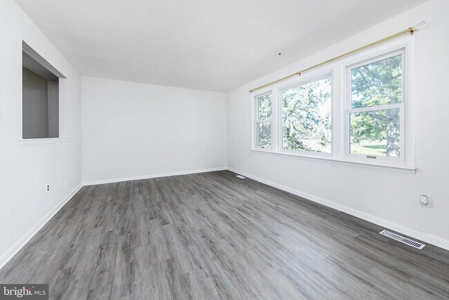 Building Photo - 1445 Boxwood Dr