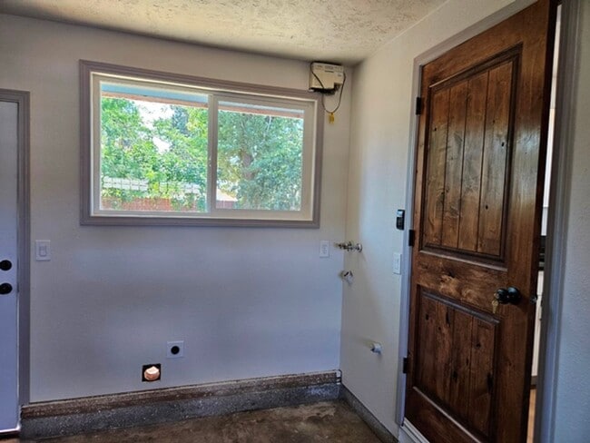 Building Photo - 3Bd/1.5Ba Single Story Home - For viewing!