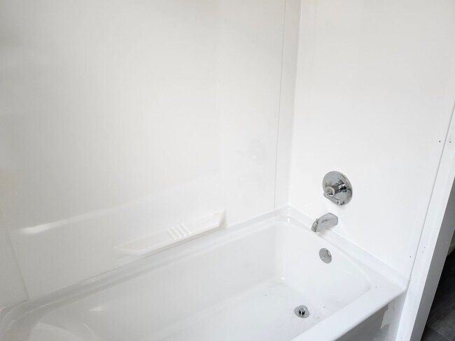 Building Photo - 3 Bed, 1 Bath 3rd floor apartment
