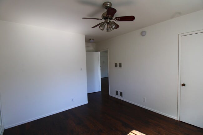 Building Photo - 11070 Strathmore Dr