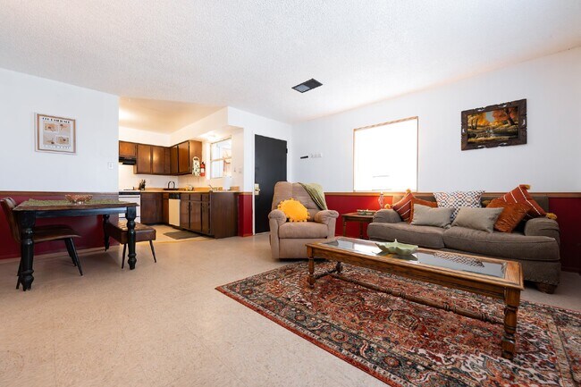 Building Photo - Executive Rental **Stylish & Fully Furnished 2-Bedroom in the Heart of Farmington – Flexible Leas...