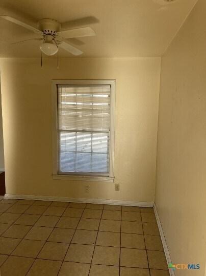 Building Photo - 805 W Kern Rd