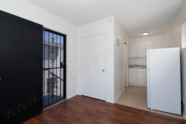 Building Photo - *OPEN HOUSE: 9/20 1:30-2:30PM* Studio Clos...