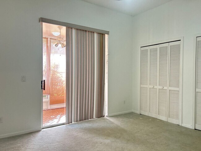 Building Photo - Beautiful Home with Water View in Eastwood!