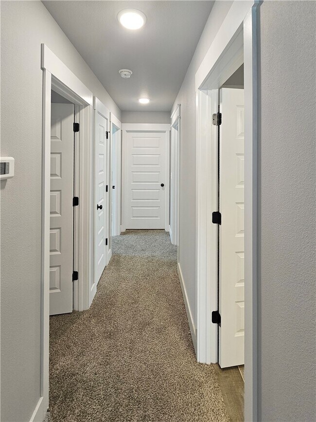 Building Photo - 2091 Bluebonnet Ln