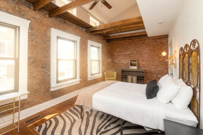 Building Photo - 152 E McMicken Ave