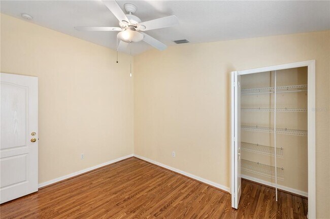 Building Photo - 1556 Scarlett Ave