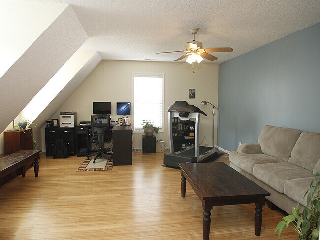 Building Photo - Beautifully Updated Home in Desirable Scho...