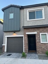 Building Photo - 2825 W Red Fox Rd