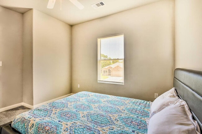 Building Photo - 3510 Oleander Ave