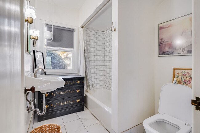 Building Photo - UNFURNISHED Charming 1 Bed, 1 Bath Rental Condo in Arbor Lodge neighborhood!