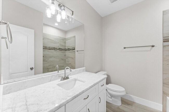 Building Photo - Fashionable Home Not Far From Downtown & M...