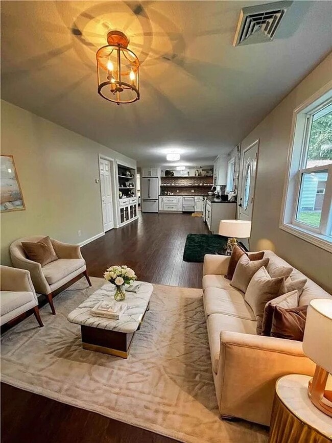 Building Photo - 4 bedroom 2 Bathroom Luxury Rental!