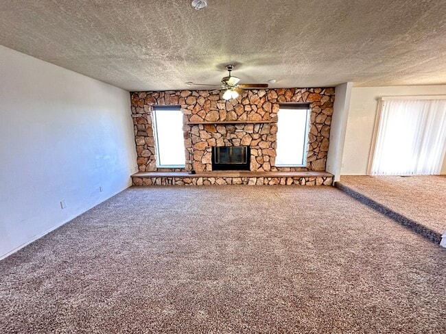 Building Photo - Move-In Special: ½ OFF First Month’s Rent! 3 Bedroom 2 Bathroom 2109 Sqft