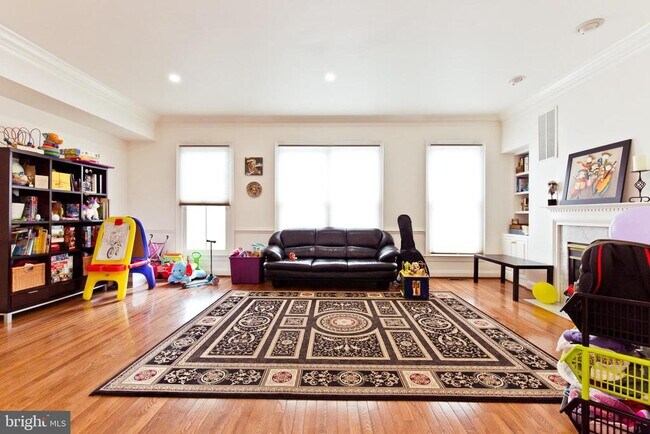 Building Photo - 2313 N Van Buren Ct