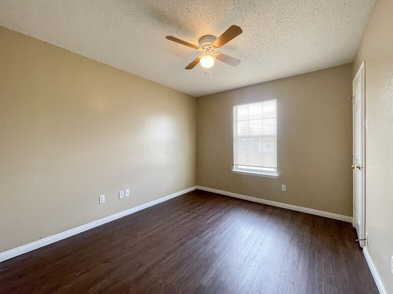 Building Photo - 115 Spring Berry Ln