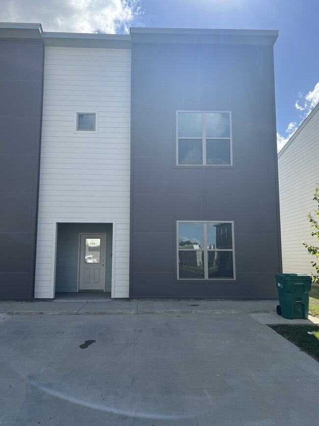 Building Photo - 113 Firethorn Dr
