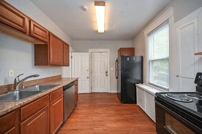 Building Photo - 2344 W Clifton Ave