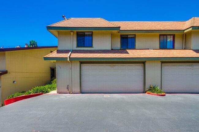 Building Photo - Downtown Vista Townhome, Available Now!