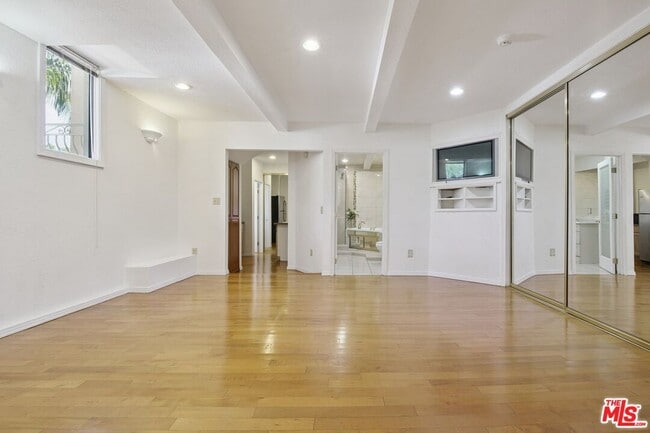 Building Photo - 5667 Heatherdale Dr