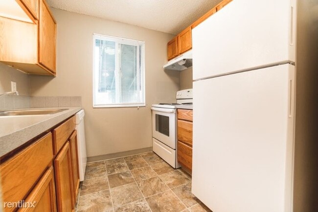 Building Photo - 3 br, 1 bath Apartment - 3660 SW 117th Ave