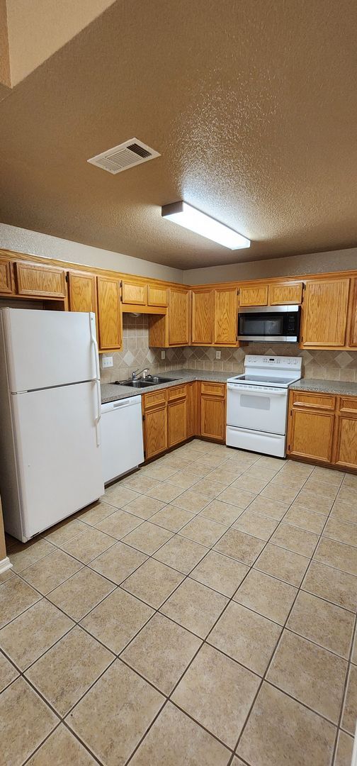 Building Photo - 3 Bedroom / 2 Bath Duplex – Text 201-231-7...