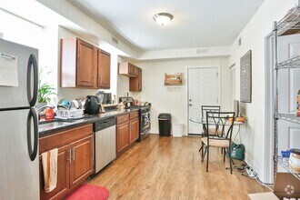 Building Photo - Large Updated 2 Bedroom/1 bath GARDEN in B...