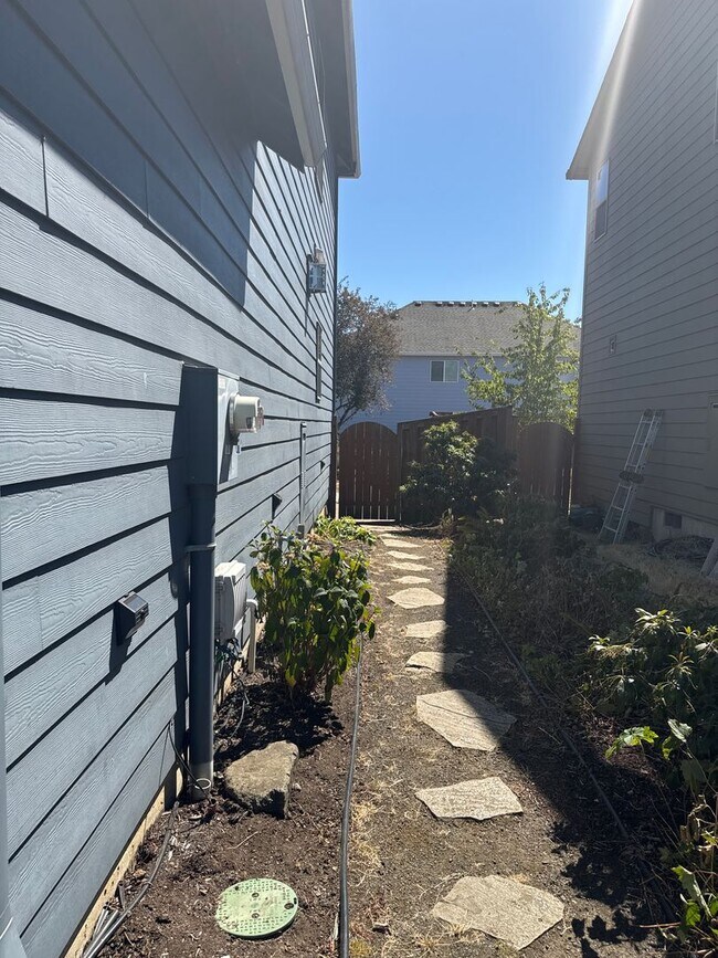 Building Photo - Beautiful 3 bedroom with bonus loft area i...