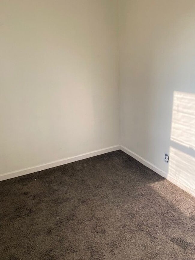 Building Photo - 2 Bedrooms, 1 Bathrooms Single Family Home...