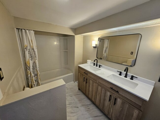 Building Photo - Warren