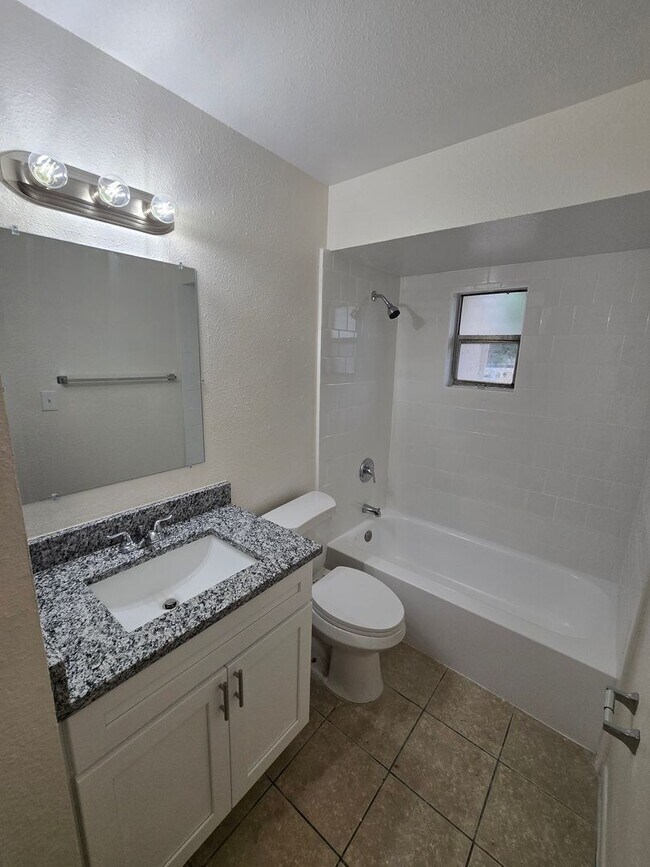 Building Photo - 2 BEDROOM, 1 BATH APARTMENT HOME - PINELLAS PARK