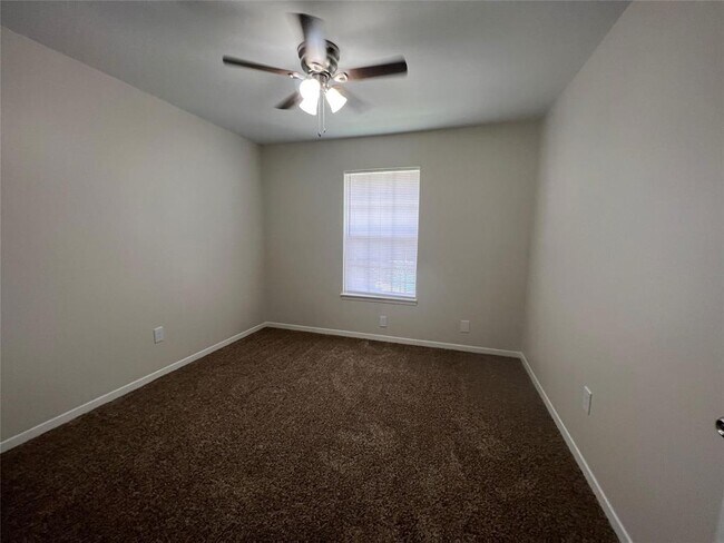 Building Photo - 500 Willow Dr