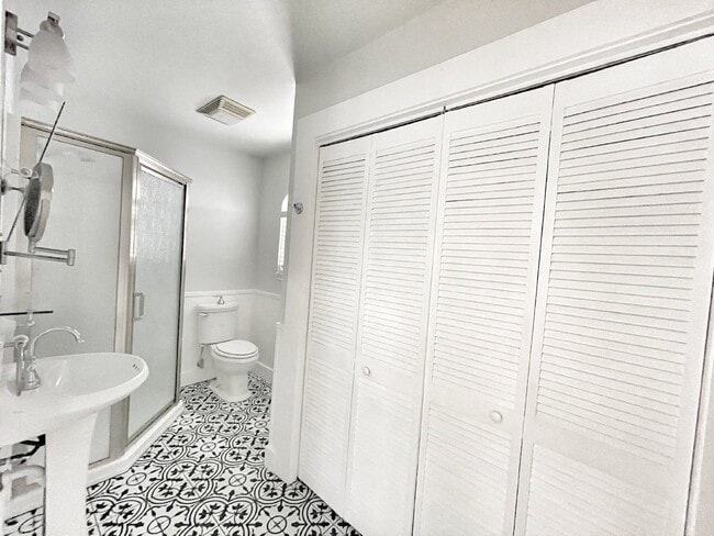 Building Photo - Charming 2 Bedroom, 2 Bath Home on Corner ...