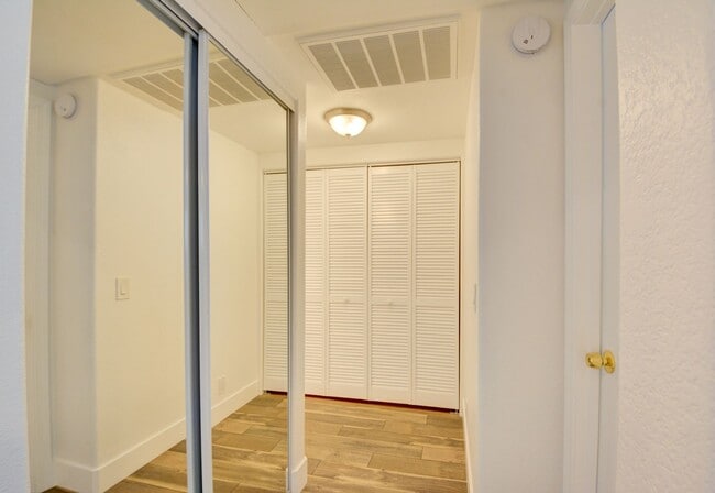 Building Photo - Beautiful 1 BR 1 Bath condo in Green Valle...
