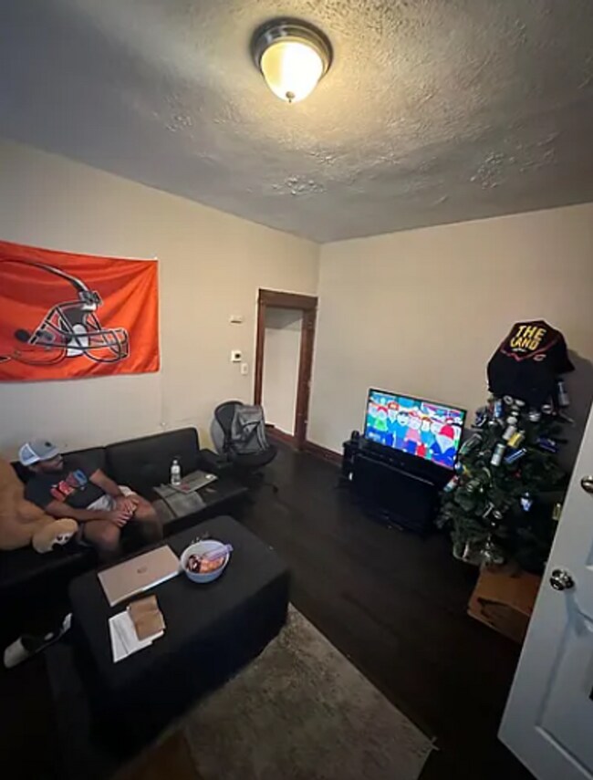 Building Photo - 2345 Victor St