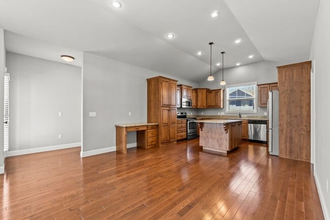 Building Photo - BEAUTIFUL Neighborhood Home!