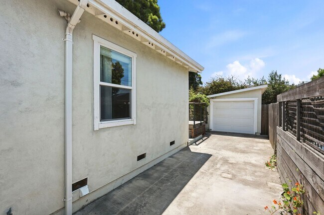 Building Photo - Beautiful Spacious 3-bedroom 2-Bath Home in Berkeley!