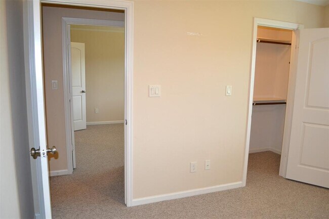 Building Photo - 336 Lazy Ln