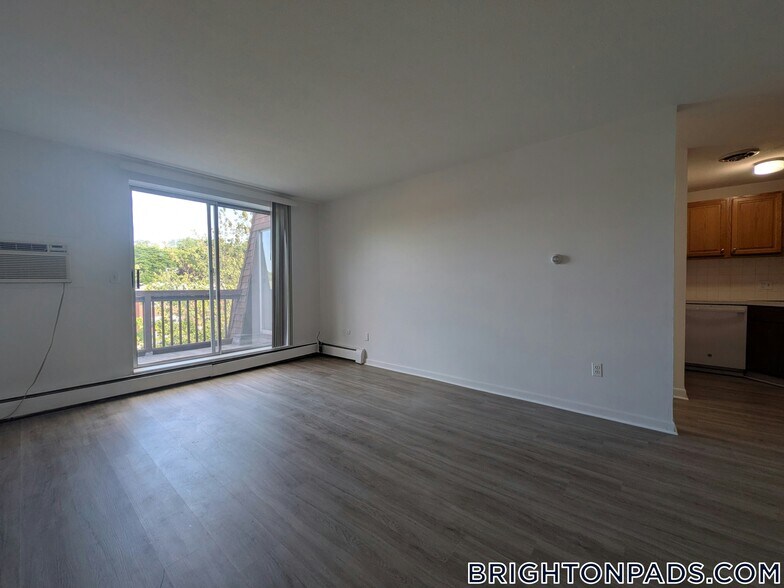 Building Photo - 142 Kenrick St